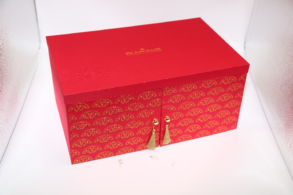 廣州包裝盒印刷廠- 專業(yè)印刷 以客戶為中心 文案5： 我們廣州包裝盒印刷廠引以為傲的是提供以客戶為中心的專業(yè)印刷服務(wù)。我們的目標(biāo)是要改善客戶的商業(yè)價值和品牌影響力。聯(lián)系我們了解更多詳情。